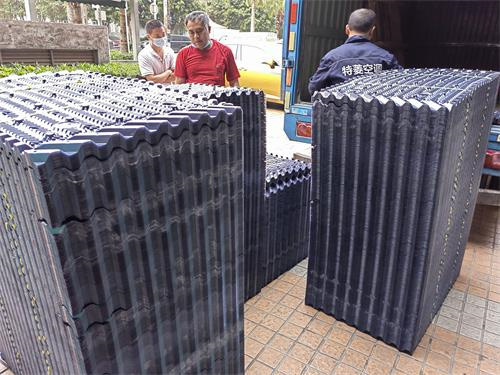 裝填料的冷卻塔的蒸發量是多少？